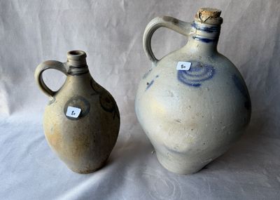 deux vases posés l'un à côté de l'autre sur une table