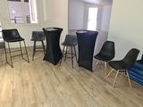 une pièce contenant beaucoup de chaises et de tables