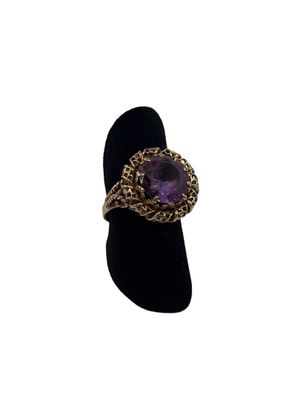 Gros plan sur une bague ornée d'une pierre violette
