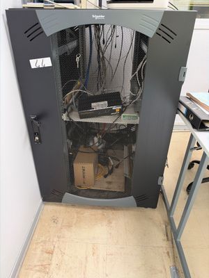 une image représentant une armoire informatique avec tout un tas de câbles