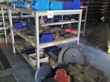de nombreux types d'outils sur les étagères du garage