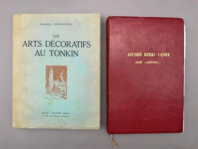 un vieux livre et un livre rouge posés sur une table