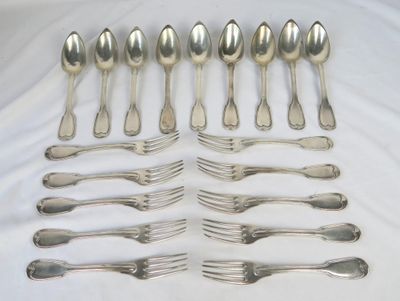 beaucoup de cuillères et de fourchettes en argent sur une table