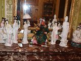 de nombreuses figurines posées sur une table dans une pièce