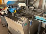 une machine qui se trouve dans un garage
