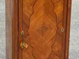 une armoire en bois avec un plateau en marbre, montée sur roulettes