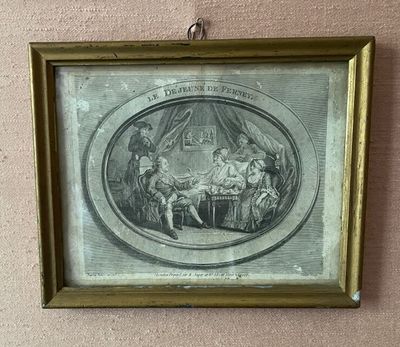 une photo d'une photo accrochée au mur