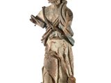 une vieille statue représentant une femme tenant un fusil et un livre