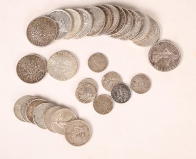 beaucoup de pièces qui sont sur la table