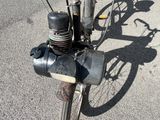 un gros plan d'un vélo garé sur le bord de la route