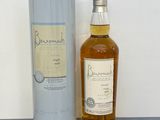 une bouteille de whisky posée à côté d'un bidon