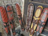 de nombreux skis alignés contre un mur