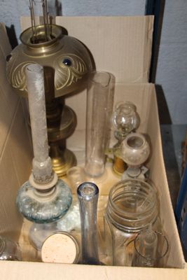 une boîte remplie de bocaux en verre, avec une lampe à l'intérieur