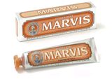 deux tubes de dentifrice Marvis sur un fond blanc