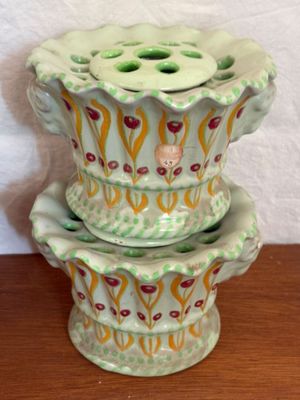 trois vases empilés les uns sur les autres sur une table