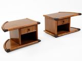 deux petites tables en bois avec des tiroirs de chaque côté