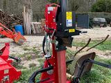 une image d'une machine rouge posée dans l'herbe