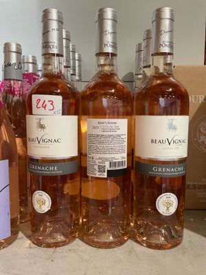 plusieurs bouteilles de vin sont alignées sur un comptoir