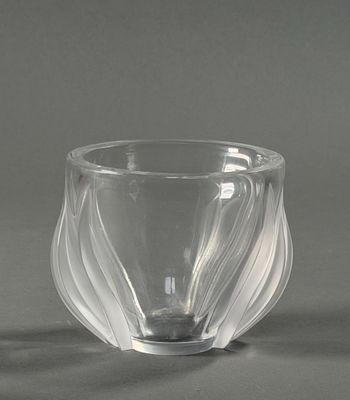 une tasse en verre posée sur une table