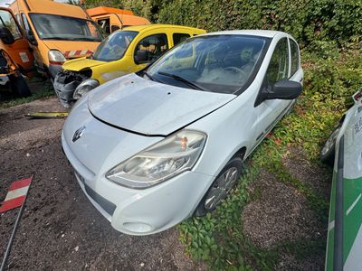 une petite voiture blanche garée à côté d'autres voitures