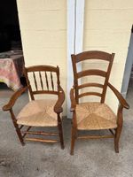Paire de fauteuil à assise paillée, ois massif, l'un à barre…