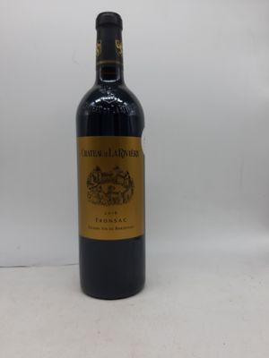 la bouteille de vin est posée sur une surface blanche