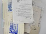 un grand nombre de documents posés sur une table