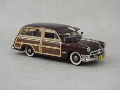 une voiture jouet posée sur une table