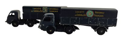 un camion miniature et un autre camion miniature sur fond blanc
