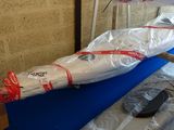 un sac de provisions emballé dans du plastique posé sur une table bleue