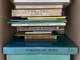 de nombreux livres empilés les uns sur les autres dans une boîte