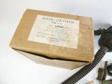 une boîte contenant un téléphone et d'autres objets, posée sur une table