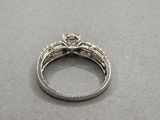 gros plan d'une bague en diamant sur une surface grise