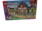 une boîte de Lego Friends posée sur un fond blanc