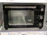 une photo d'un four grille-pain exposé dans un magasin