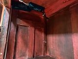une photo d'une pièce en bois avec une télévision accrochée au mur