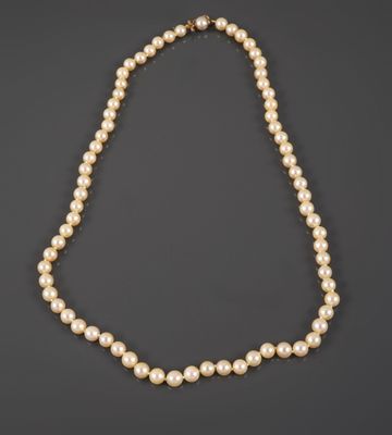un collier de perles de culture et de diamants