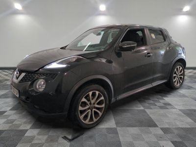 une photo d'un SUV Nissan Juke noir garé dans un garage