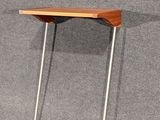 une image représentant une petite table avec un plateau en bois et des pieds en métal