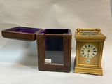 deux horloges placées l'une à côté de l'autre sur une table