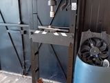 la photo d'une machine qui se trouve dans un garage