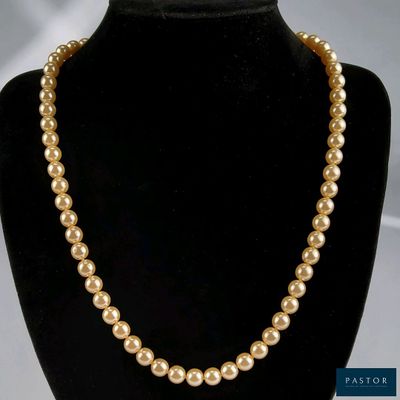 gros plan d'un collier sur un présentoir pour mannequin