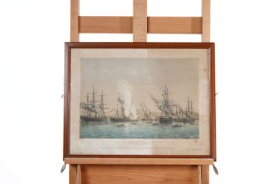 une photo d'un tableau posé sur un chevalet, avec une image de bateaux en arrière-plan