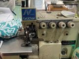 une machine à coudre posée sur une table