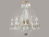 lustre en cristal à cinq lumières dans une pièce blanche