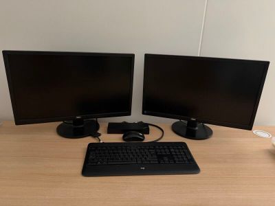deux écrans d'ordinateur et un clavier sur un bureau