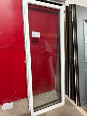 une porte rouge et une porte blanche dans une pièce