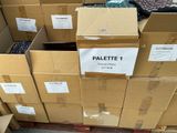 de nombreux cartons empilés sur une palette