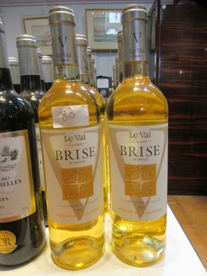 plusieurs bouteilles de vin sont alignées sur une table