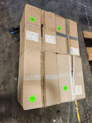 plusieurs cartons sont empilés les uns sur les autres dans un entrepôt